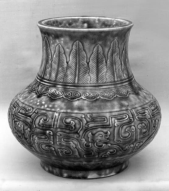 Vase with archaistic dragon pattern