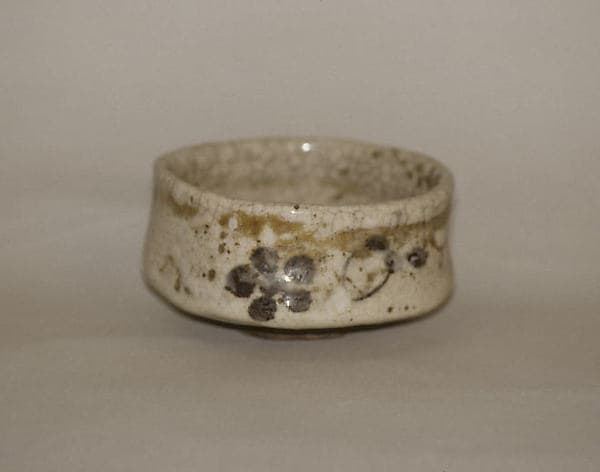 Tea bowl decorated with chrysanthemums and wavy lines