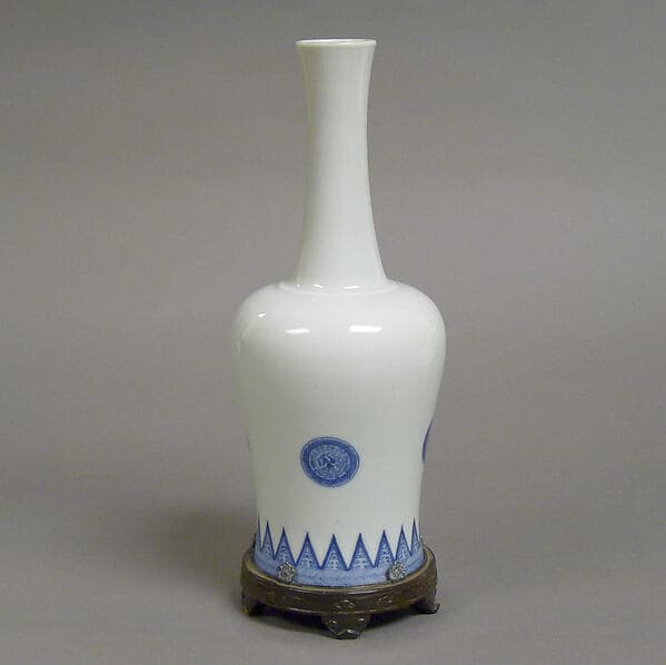 Bottle vase with archaic-style pattern
