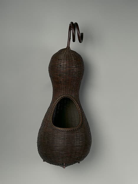 Gourd-shaped hanging wall basket for flowers (Kake-hanakago)