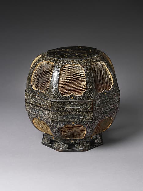 Octagonal food box with Chinese immortals and floral design
