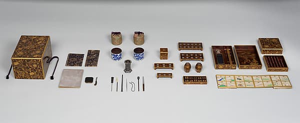 Ten-round incense game set with arabesque foliage and family crests