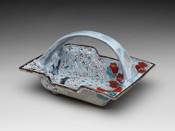 Handled tray with cherry blossoms and maples, by Nin'ami Dōhachi (Takahashi Dōhachi II)