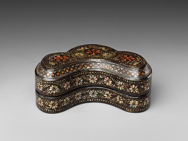 Trefoil-shaped covered box with decoration of chrysanthemums