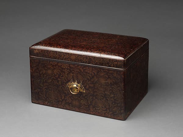 Box for Personal Accessories (Tebako) with Chrysanthemums and Paulownia Flowers