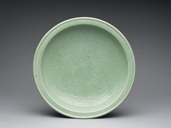 Large Dish (Ōzara) with Plants