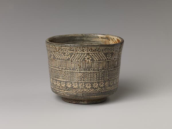 Tea bowl with decoration of chrysanthemums and wavy lines