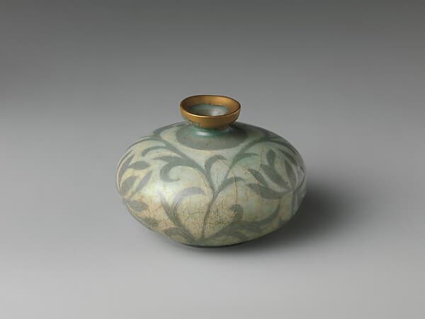 Oil bottle decorated with peony leaves