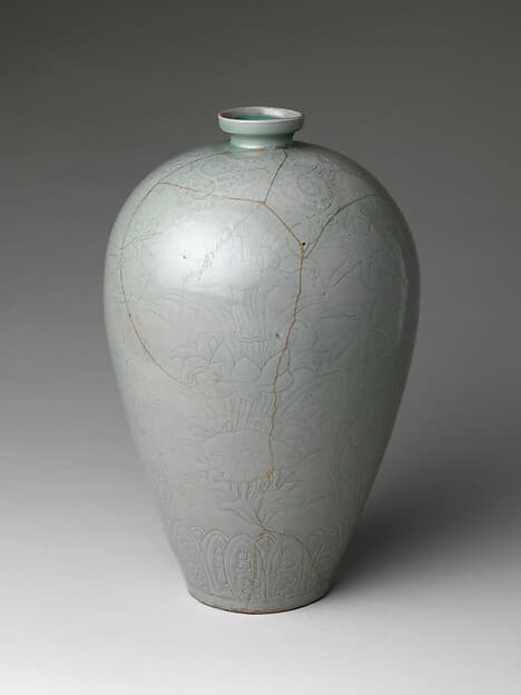 Maebyeong with lotus decoration