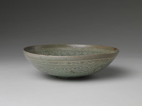 Bowl decorated with phoenixes, clouds, and chrysanthemums
