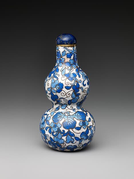Snuff bottle in the shape of a gourd