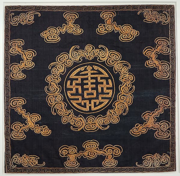 Presentation square with medallion of character of longevity (shou)