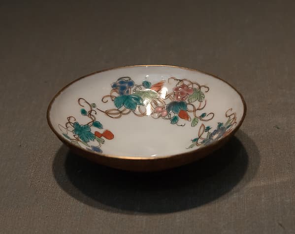 Saucer with Floral Design and Basketry Exterior, by Zōshuntei Sanpo