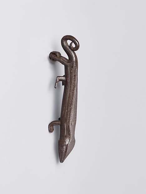 Door knocker in the shape of a salamander