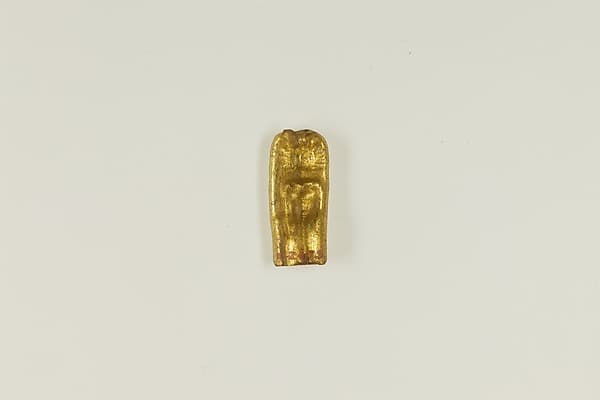 Bead with figure