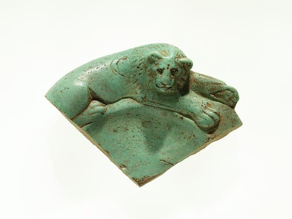 Fragment of a dish with a lion reclining on the rim