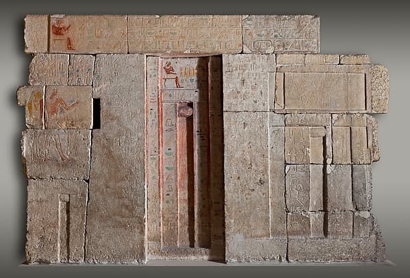 West wall of the chapel of the mastaba Kaemsenu with niches for Iretnub, Kaemsenu and Werdjedptah