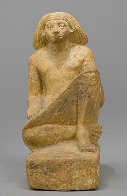 Statue of an asymmetrically seated man