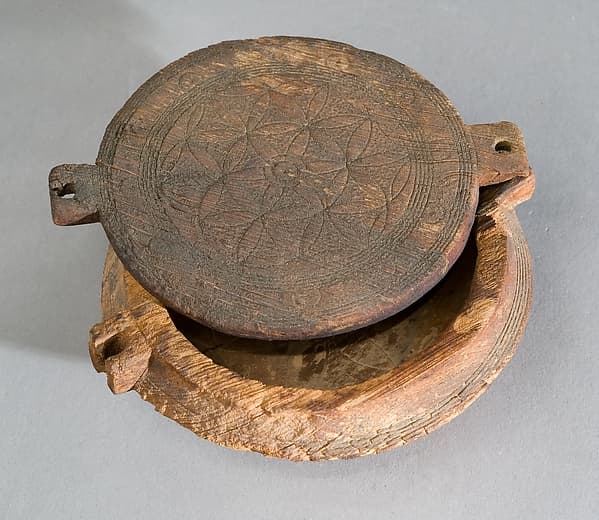 Circular Cosmetic Box with a Swivel Lid