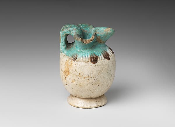 Aryballos (perfume vase) with trefoil opening