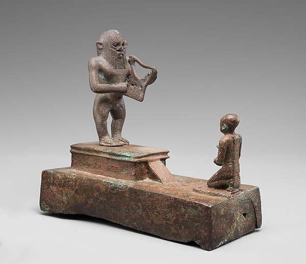 Group statue with a Bes-image plucking a lyre