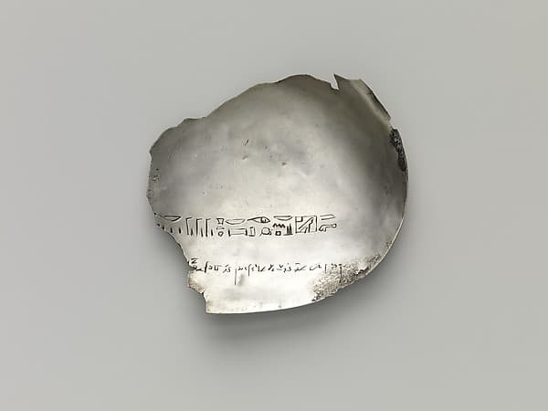 Fragmentary dish with inscription for Hathor from Peteharsomtous