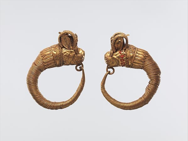 Earrings with lion-griffin terminal