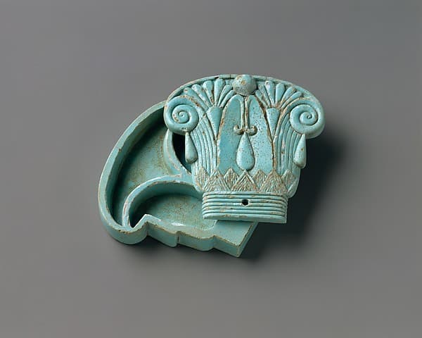 Cosmetic box in the shape of a composite capital