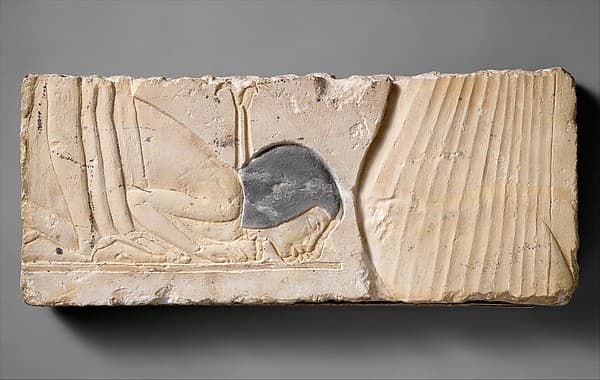 Two bowing courtiers behind Nefertiti