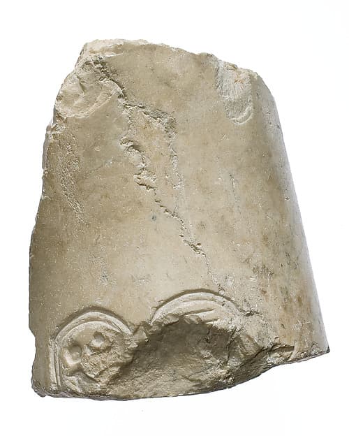 Arm, left shoulder with Aten cartouche