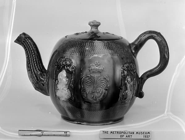 Teapot with portraits of King George III (1738–1820) and Queen Charlotte (1744–1818), by Whieldon type