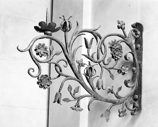 Wall bracket