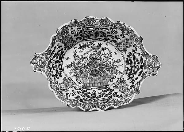 Fruit dish, by The Dreye Porceleyne Flesschen