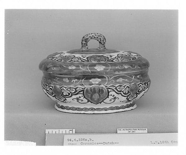 Sweetmeat box and cover