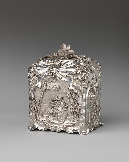 Sugar box, by Paul de Lamerie