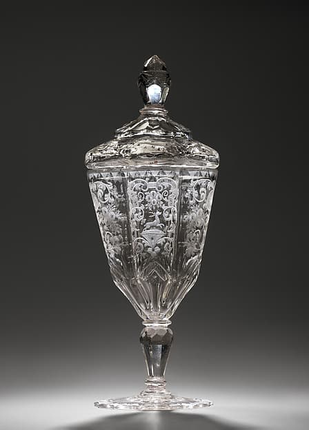 Standing cup with cover