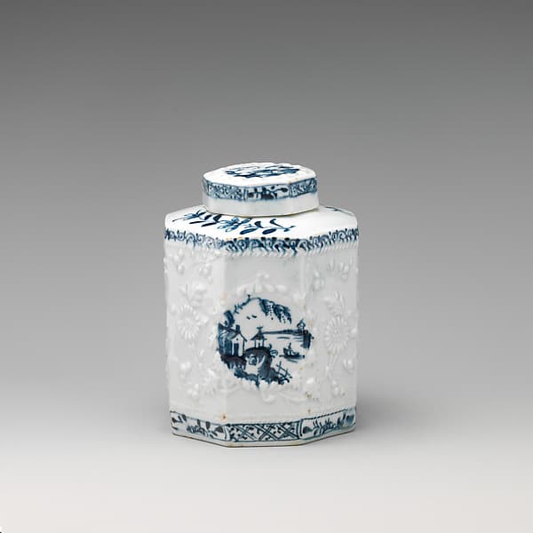 Tea caddy, by Lowestoft