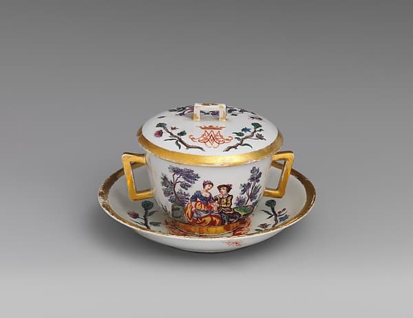 Small tureen and stand, by Vienna