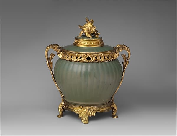 Potpourri bowl with cover