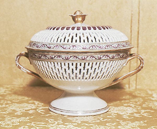 Pair of chestnut bowls with covers