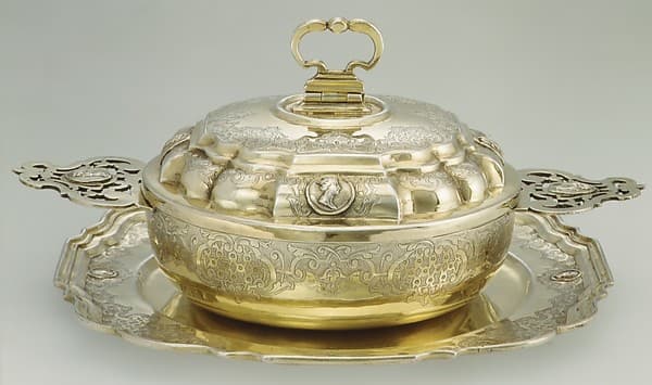 Bowl with cover (écuelle) and plate, by Ludwig Schneider