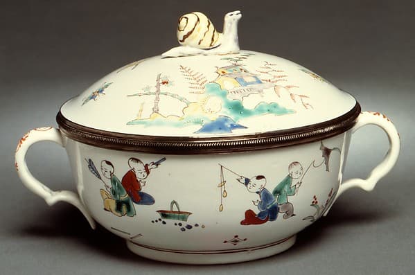 Porringer with cover (Écuelle), by Chantilly