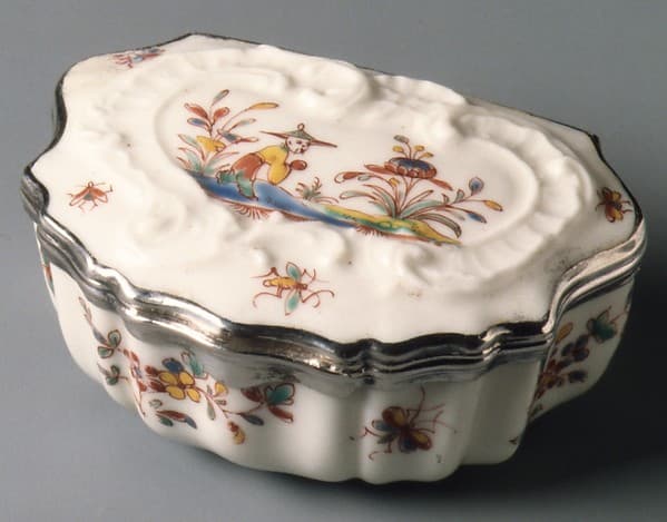 Snuffbox, by Saint-Cloud factory