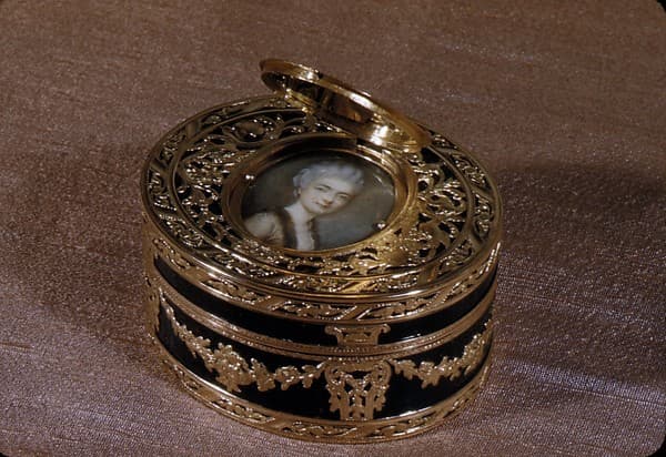 Snuffbox with portrait of a woman, by Claude Héricourt