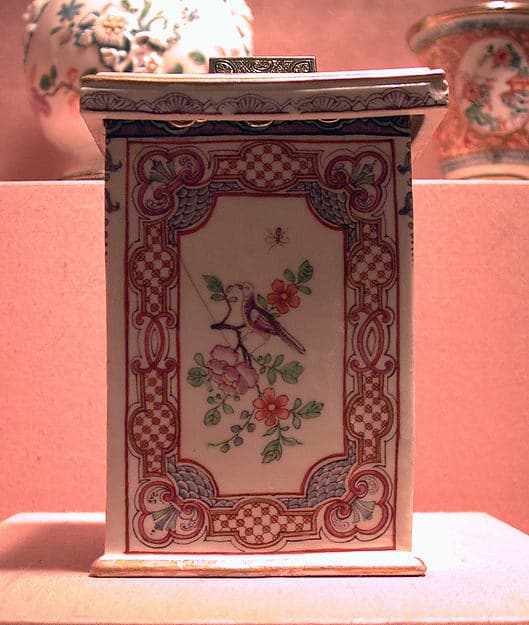 Tobacco box with cover, by Vienna
