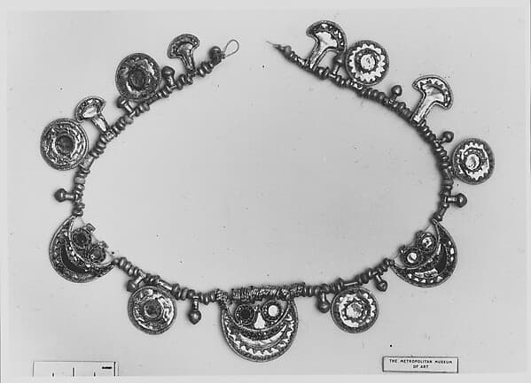 Gold necklace with inlaid amber