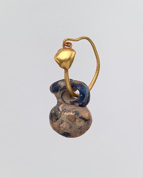 Gold earring with glass pendant in the form of a miniature jug or gourd
