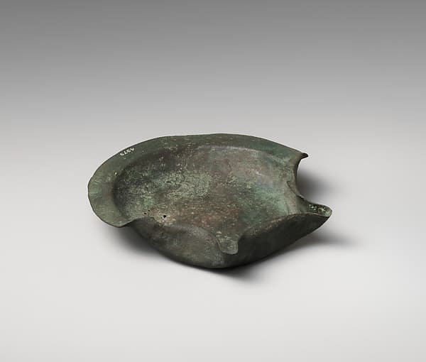 Bronze saucer-shaped lamp