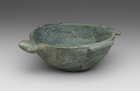Chlorite spouted bowl with flanges