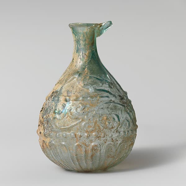Glass hunt-and-scroll bottle